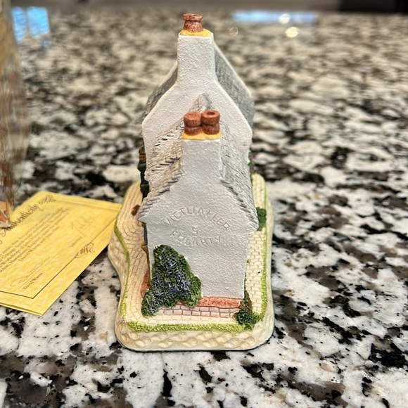 David Winter Cottages Fogerty’s SIGNED! - Picture 3 of 7